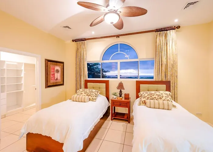 Ferienhaus Nube Nueve 5br W Pool & Ocean Views Playa Hermosa (Guanacaste)