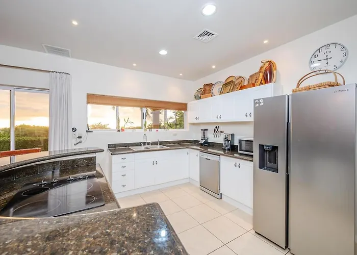 Nube Nueve 5br W Pool & Ocean Views *